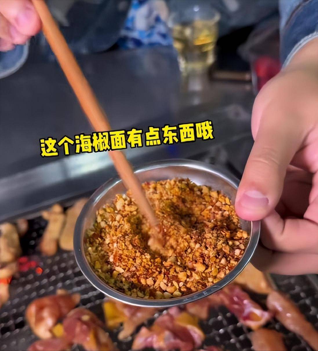 四川饭店回收剩蘸料被拍！称拿去喂鸡，当地人爆黑料，市监局介入