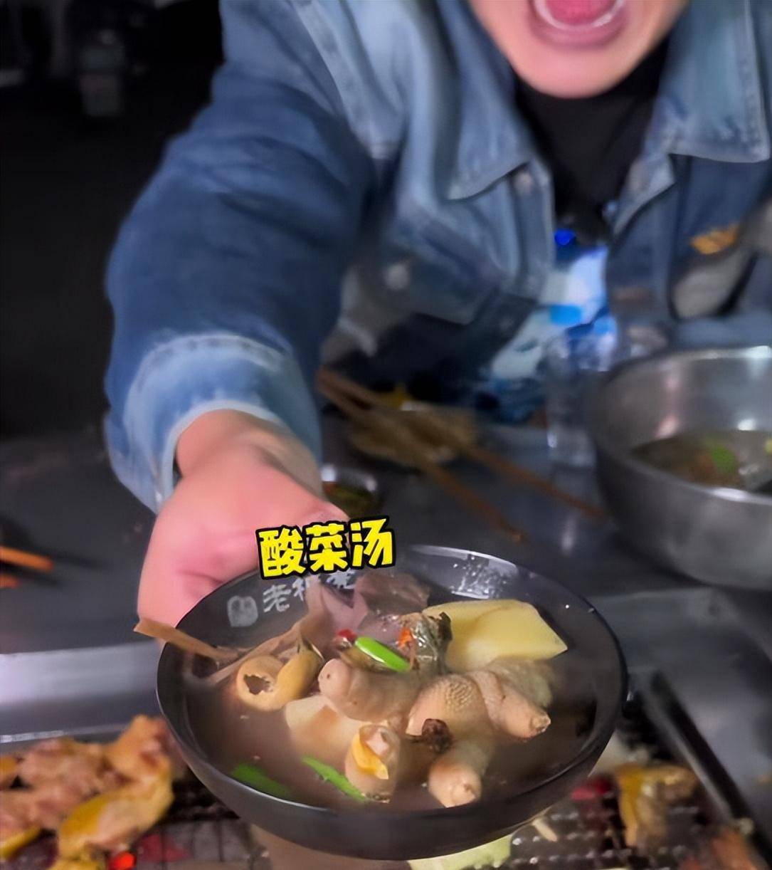 四川饭店回收剩蘸料被拍！称拿去喂鸡，当地人爆黑料，市监局介入